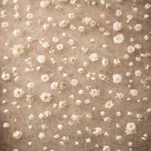Puede incluir: Un tel&oacute;n de fondo con una superficie marr&oacute;n texturizada y moteada, adornado con numerosas flores artificiales peque&ntilde;as de color crema dispersas por toda el &aacute;rea, creando un denso patr&oacute;n floral que cubre la pared de arriba a abajo.