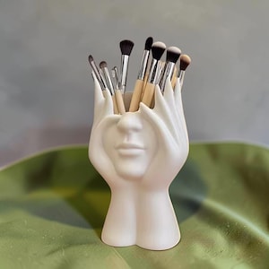 Soporte abstracto para brochas de maquillaje de manos y rostro, organizador estético de tocador, portalápices escultural para escritorio, regalo único para ella.