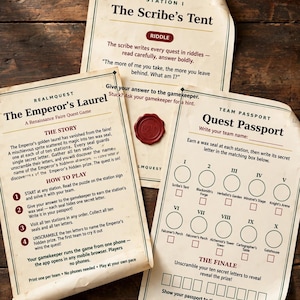 Op de afbeelding: Drie verouderde vellen papier in perkamentstijl voor een spel genaamd RealmQuest. Eén vel bevat het raadsel The Scribe's Tent, één de instructies voor The Emperor's Laurel en één een Quest Passport met tien cirkels voor zegels en een rood waszegel.