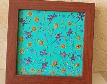 Título: Arte mural botánico "Prado de verano" — Espuelas de caballero prensadas y mini margaritas