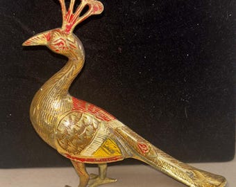 Figura de pavo real de latón grabado con detalles de esmalte.
