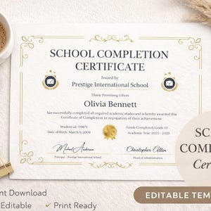 Puede incluir: Un certificado de finalización escolar con detalles dorados y texto. El certificado es para Olivia Bennett de la Prestige International School. Una taza de café, lápices y un clip están al lado.