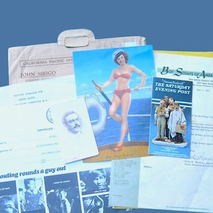 Lote de itens vintage: Litografia de pin-up/cheesecake atômico, papéis de escoteiro; recorde de rebatidas; foto masculina instantânea+