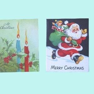 Op de afbeelding: Twee vintage kerstkaarten. De eerste kaart toont een groene hulsttak met rode bessen en twee kaarsen, een blauwe en een rode. De tekst luidt "At Christmas". De tweede kaart toont een kerstman in een rood pak die een zak met cadeaus draagt met een kleine jongen in een groen pak. De tekst luidt "Merry Christmas".