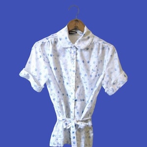 Posy Print Top in White/Blue by Rruss; Size 5 Short Sleeve Self Tie &#39;70s Button Up; Peter Pan Collar