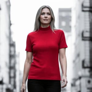 Top rojo de cuello alto acanalado con mangas cortas; estilo "poor boy", talla 4-5.