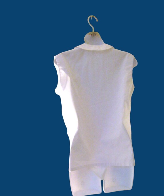Midcentury Style White Sleeveless Cotton Button-U… - image 7