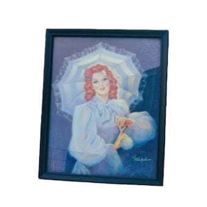 Op de afbeelding: Gesigneerd schilderij in een lijst van een vrouw met rood haar die een witte jurk draagt en een witte parasol vasthoudt. De achtergrond is zacht paars en het schilderij is gesigneerd met "Michael".