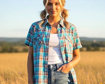 Camisa corta Wrangler a cuadros turquesa; talla 6-7/mediana, estilo western/rodeo; botones de presión de perlas.