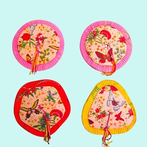 Lotto di 5 lanterne cinesi di carta vintage per feste; 3 rosa, 1 gialla, 1 arancione bruciato; decorazioni boho/asiatiche mai usate, 4 1/2"