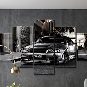 Puede incluir: Una impresión en lienzo de cinco paneles que presenta un coche deportivo plateado estacionado en una calle de la ciudad. La obra de arte está en escala de grises, con los detalles del coche y el entorno urbano claramente visibles. La matrícula dice "MA-438".