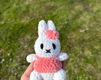Conejito de peluche tejido a crochet con vestido rosa y lazo, juguete de peluche amigurumi.