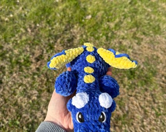 Peluche de dragón amigurumi hecho a mano con hilo de chenilla y ganchillo.