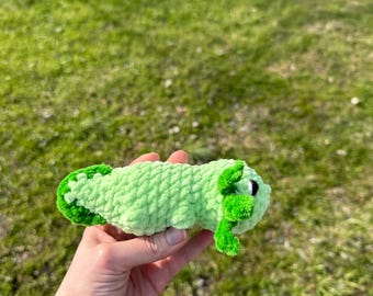 Peluche de ajolote de ganchillo: juguete amigurumi de chenilla hecho a mano, peluche adorable.