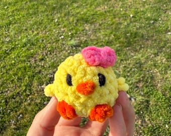 Pollito de peluche hecho a mano a crochet con lazo, cáscara de huevo extraíble, juguete de hilo de chenilla.