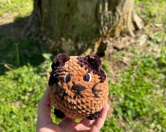 Peluche amigurumi de gato con forma de pan, hecho a mano con hilo de chenilla