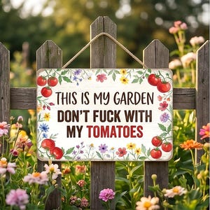 Könnte beinhalten: Ein rechteckiges Schild mit weißem Holzmaserungshintergrund, verziert mit einem Rand aus bunten Wildblumen und roten Tomaten. Der Text lautet: THIS IS MY GARDEN DON'T FUCK WITH MY TOMATOES. Das Schild ist an einer beigen Kordel aufgehängt.