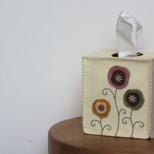 Nikkie&#39;s Felt Poppy Tissue Box Cover-Ivory