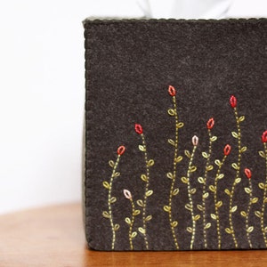 Nikkie's Felt Swaying Flower Tissue Box Cover-Dark Khaki image 2