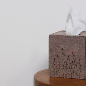 Nikkie&#39;s Felt Swaying Flower Tissue Box Cover-Light Greyish Brown
