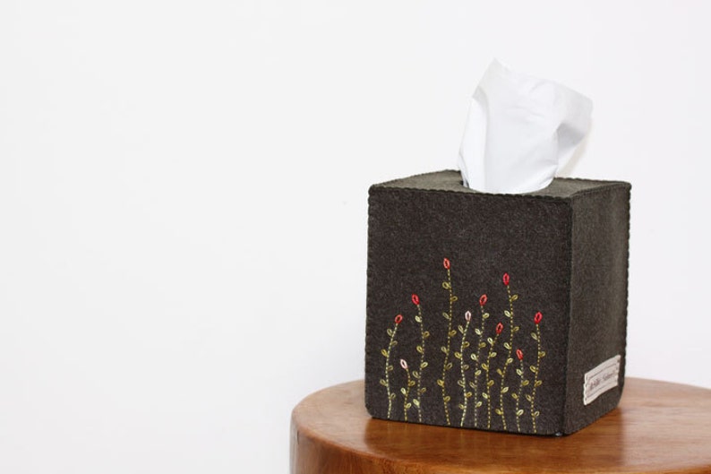 Nikkie's Felt Swaying Flower Tissue Box Cover-Dark Khaki image 1