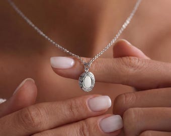 Silver Oval Locket Necklace, Tiny Photo Locket Pendant, Dainty Gold Locket, Personalized Gift for Mom, Minimalist Memory Necklace Locket
