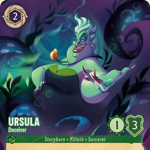 Può includere: Una carta collezionabile Disney Lorcana raffigurante Ursula, un personaggio dalla pelle viola, capelli bianchi e abito nero, circondato da tentacoli scuri. La carta riporta il testo Ursula Deceiver, Storyborn Villain Sorcerer.
