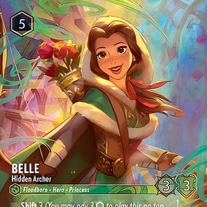 Könnte beinhalten: Eine Disney Lorcana Sammelkarte mit Belle, Hidden Archer, die einen Köcher mit Rosen auf dem Rücken trägt. Die Karte zeigt den Namen Belle, Hidden Archer, den Text Shift 3 und die Fähigkeit Thorny Arrows in einer grün-goldenen Farbpalette.