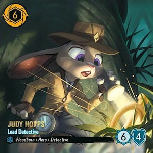 Könnte beinhalten: Eine Disney Lorcana Sammelkarte mit Judy Hopps als Lead Detective. Die Figur trägt einen braunen Hut und einen beigen Mantel und hält eine Taschenlampe, um einen goldenen Ring im Gras zu beleuchten. Der Text umfasst Judy Hopps, Lead Detective, Floodborn, Hero, Detective, Shift 4 und Lateral Thinking.