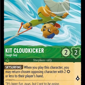 Op de afbeelding: Een ruilkaart met Kit Cloudkicker, een cartoonbeer in een groene jas en een blauw-rode hoed, aan het waterskiën. De kaart heeft de tekst "Kit Cloudkicker" en "Tough Guy". De kaart heeft ook de tekst "Storyborn - Ally".
