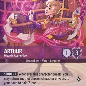 Può includere: Carta collezionabile con Arthur, l'Apprendista Mago, nei toni del viola e dell'oro. La carta ha un costo di 3 e un punteggio di potenza/difesa di 1/3. Il testo della carta recita "Dreamborn, Hero, Sorcerer". La carta è di Disney Lorcana.