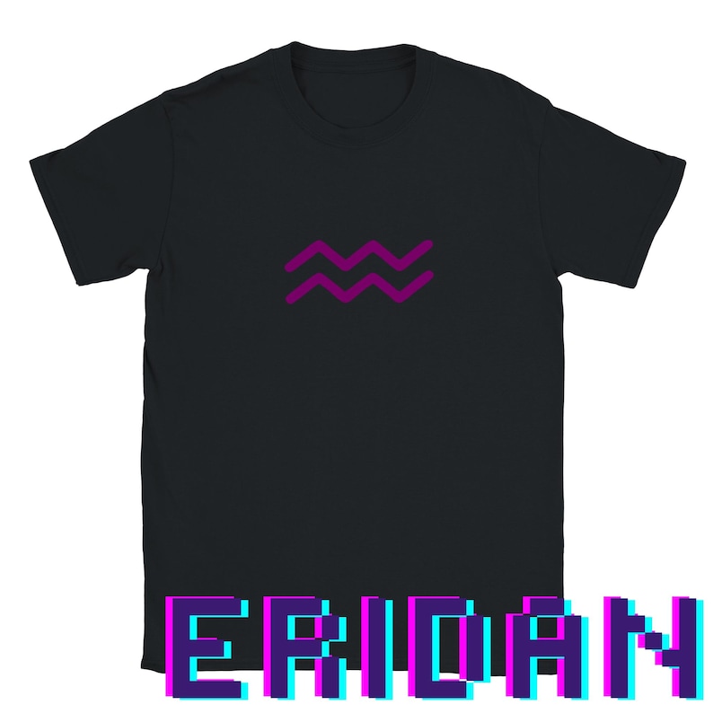 Może przedstawiać: Czarny t-shirt z fioletowym symbolem Wodnika i napisem "ERIDAN" w pikselowej czcionce. Projekt zawiera wz&oacute;r falistych linii. Casualowy element garderoby dla entuzjast&oacute;w astrologii.