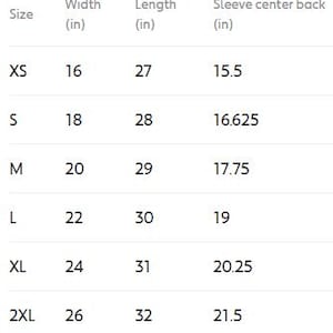 Może przedstawiać: Biały wykres zatytułowany "Sizing" wyświetla wymiary dla rozmiar&oacute;w odzieży XS do 3XL. Wymiary obejmują szerokość, długość i środek tyłu rękawa w calach. Szerokość waha się od 40,64 do 71,12 cm, długość od 68,58 do 83,82 cm.