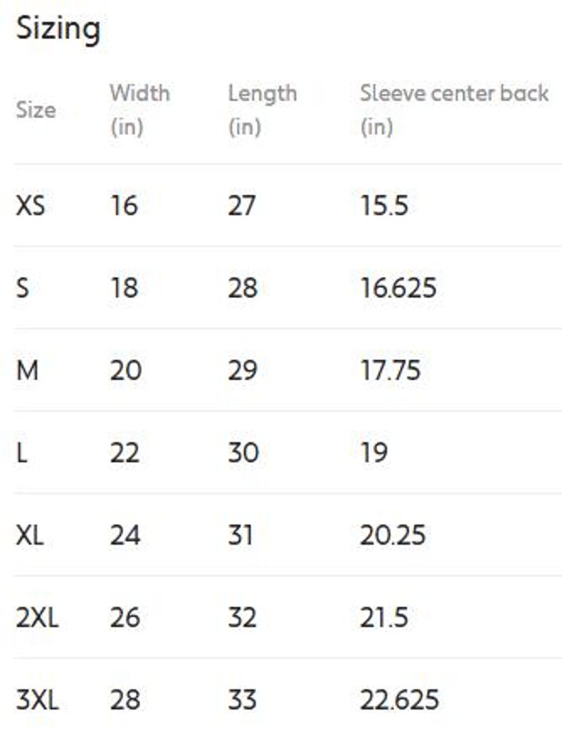 Może przedstawiać: Biały wykres zatytułowany "Sizing" wyświetla wymiary dla rozmiar&oacute;w odzieży XS do 3XL. Wymiary obejmują szerokość, długość i środek tyłu rękawa w calach. Szerokość waha się od 40,64 do 71,12 cm, długość od 68,58 do 83,82 cm.