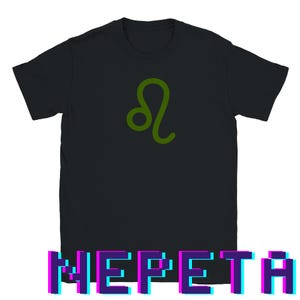 Może przedstawiać: Czarna koszulka z zielonym symbolem zodiaku Lwa. Słowo "NEPETA" jest wyświetlane w pikselowanej, kolorowej czcionce na dole koszulki. Swobodny, unisexowy t-shirt.