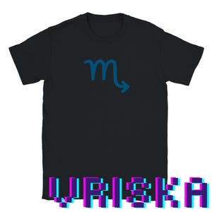 Może przedstawiać: Czarny t-shirt z niebieskim symbolem zodiaku Skorpiona. Słowo "URISKA" jest wyświetlane czcionką pikselową na dole koszulki. Koszulka ma okrągły dekolt.
