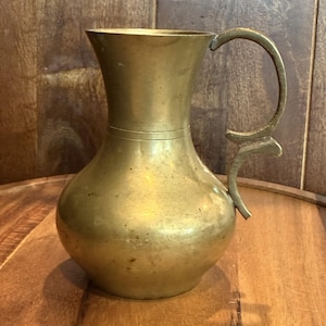 Vintage Brass Ewer – Ornate Scrolled Handle, Mid-Century Bud Vase