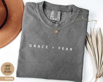 Grace > Chemise chrétienne Fear pour homme et femme T-shirt minimaliste Comfort Colors® Cadeau d'anniversaire confessionnel pour verset biblique chrétien Cadeau chemise
