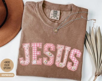 Chemise chrétienne Comfort Colors® Jesus T-shirt universitaire en faux patchwork T-shirt rose à fleurs Foi Nom biblique Dieu Esthétique Tendance Cadeau religieux