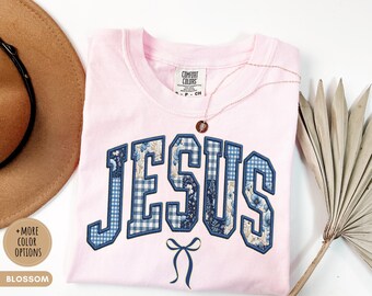 Comfort Colors®Jesus Chemise chrétienne en faux patchwork Tenue d'église universitaire Graphisme religieux Cadeau religieux Chemise d'étude de la Bible T-shirt avec nom biblique