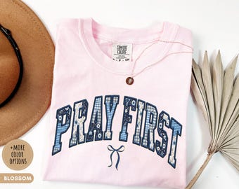 Comfort Colors® Pray First, faux patchwork, chemise chrétienne, t-shirt universitaire en toile à fleurs, cadeau religieux tendance, culte, église, t-shirt
