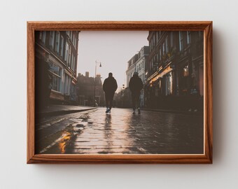 Fotografia di strada urbana suggestiva - Scena cittadina romantica, figure in silhouette, atmosfera serale accogliente, nostalgia vintage, download immediato