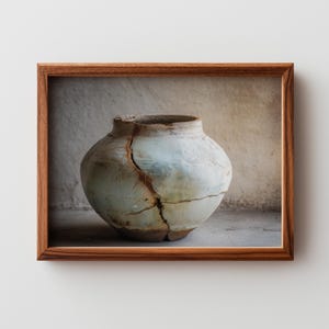 Arte imprimible de maceta de cerámica rústica, naturaleza muerta wabi-sabi, decoración neutra y melancólica, descarga de fotografía artística, estudio de objeto de jarrón agrietado