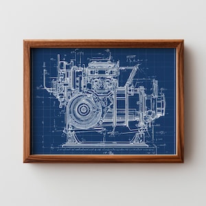 Könnte beinhalten: Ein gerahmter Bauplan eines Motors, dargestellt in weißen Linien auf blauem Rasterhintergrund. Die detaillierte mechanische Zeichnung ist in einem dunkelbraunen Holzrahmen eingefasst, passend für Werkstatt- oder Industriedekoration.
