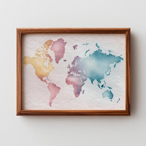 Può includere: Un cartello in legno rustico con la scritta "Welcome to our home" in lettere bianche. Il cartello presenta una finitura invecchiata e un design semplice e invitante, perfetto per l'arredamento della porta d'ingresso.