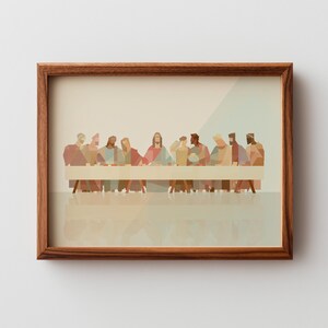 Puede incluir: Una impresión enmarcada de una ilustración geométrica que representa la Última Cena. La obra presenta figuras sentadas a una larga mesa, representadas en una paleta de colores apagados. El marco de madera añade un toque clásico al arte de temática religiosa.