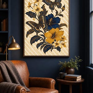 Peut inclure: Une impression murale rectangulaire présentant un fond crème avec des lignes ondulées diagonales. L'illustration centrale affiche des fleurs d'hibiscus bleu foncé et jaune doré, des petites fleurs en étoile et deux papillons détaillés.