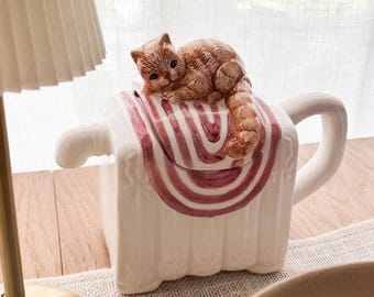 Tetera de cerámica vintage de los años 80 con diseño de "Gato en el radiador", pintada a mano, ideal para la decoración de una cocina rústica.