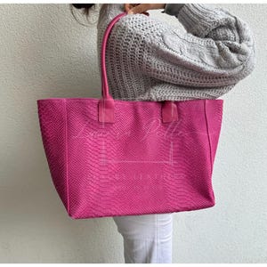 フューシャカラーのイタリアンスエード製スネークプリントショッパートート、2WAYレザーハンドバッグ