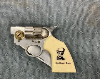 ハンドルにロバート・E・リーの肖像が刻まれた、銃型折りたたみナイフ